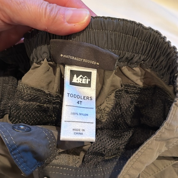 REI Zip Leg Cargo Pants Kids 4T - Picture 3 of 3